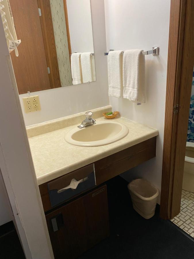 Northern Pine Inn Hayward Luaran gambar
