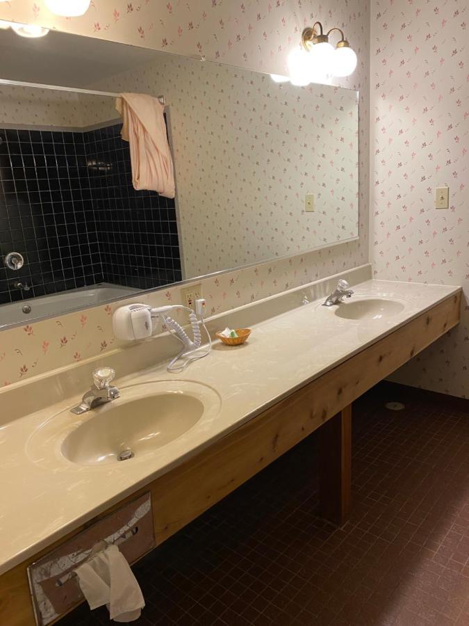 Northern Pine Inn Hayward Luaran gambar